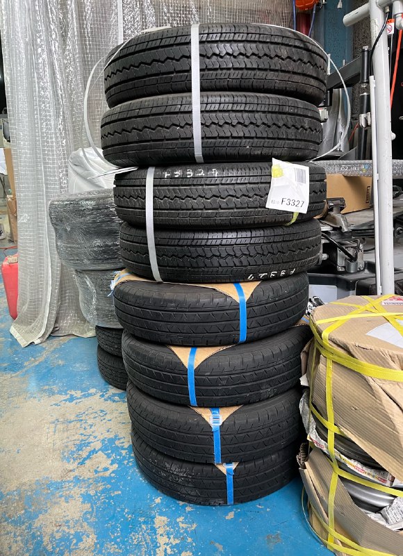 積み上げられたタイヤのストック