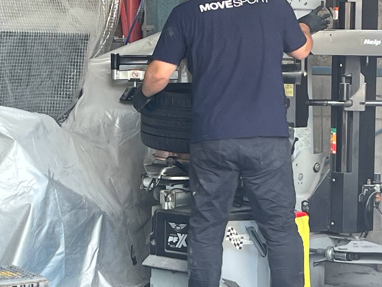 タイヤチェンジャーでの作業