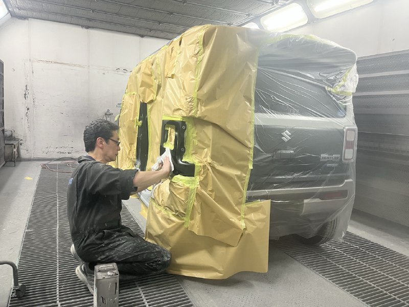 塗装ブースでの作業